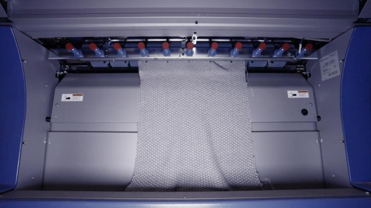 Knitting machine with cloth